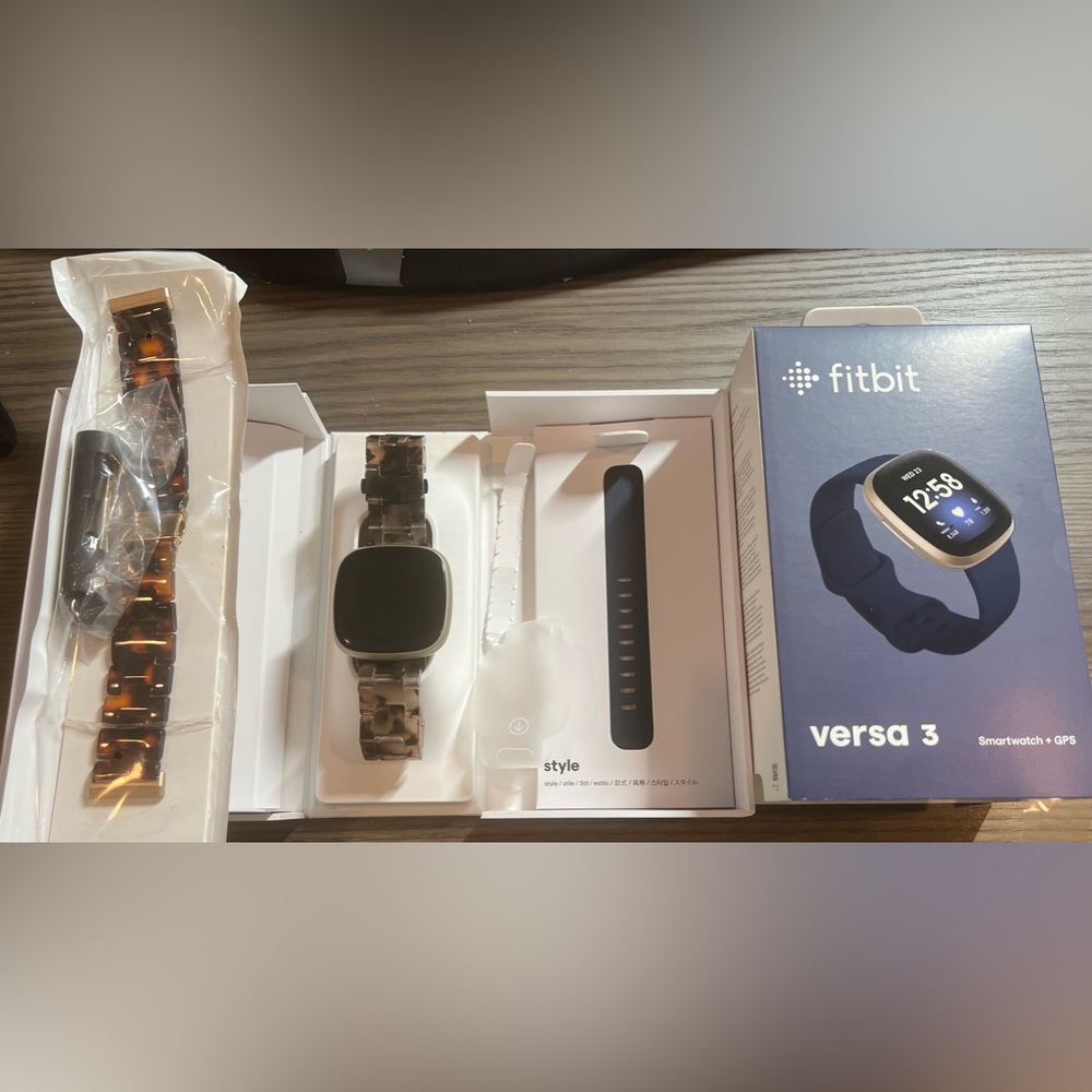 Fitbit Versa3! Original box Original band is unused w/ 3 xtra fashion watchbands